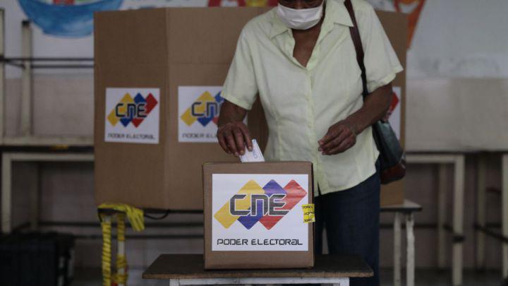 La jornada electoral en Venezuela avanza lenta y con incidentes puntuales
