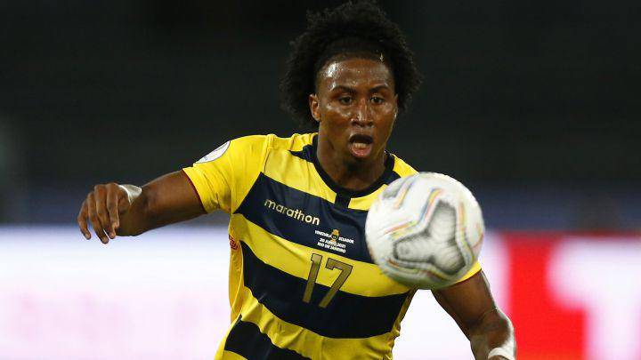 Ecuador ensayó con Byron Castillo de extremo y Angelo Preciado como lateral
