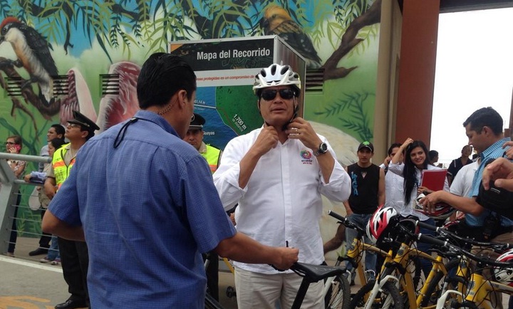 Con recorrido en bicicleta, Correa inaugura puente Durán-Santay