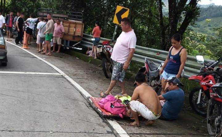 Un bus cae a un barranco en Flavio Alfaro, Manabí, y deja 2 muertos y 40 heridos