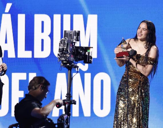 Rosalía reacciona al recibir su premio de ábum del Año durante los Premios Grammy Latinos.