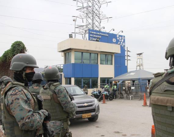 Imagen del 2 diciembre de 2021.- Militares vigilan los exteriores de la cárcel regional de Guayaquil.