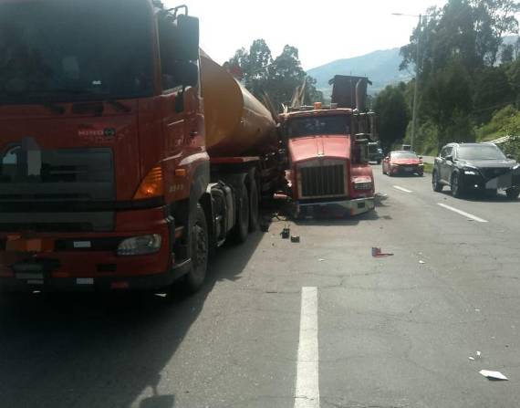 Choque entre dos vehículos pesados en la avenida Simón Bolívar.