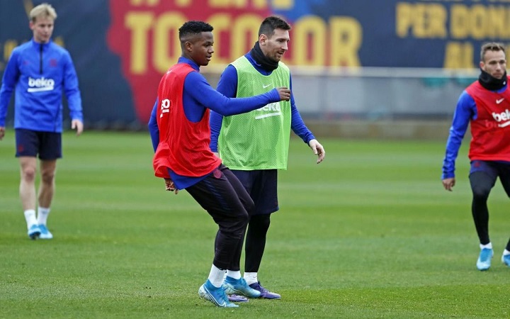 Golazo de Messi en la práctica del Barcelona