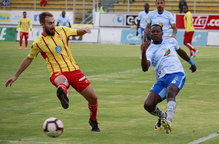 Aucas y Macará empatan sin goles en Chillogallo