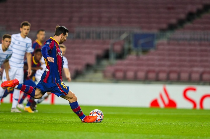 Barcelona sufre para derrotar al Dinamo de Kiev