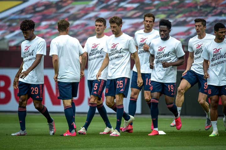 Jugadores del Bayern muestran &quot;BlackLiveMatters&quot; en sus camisetas