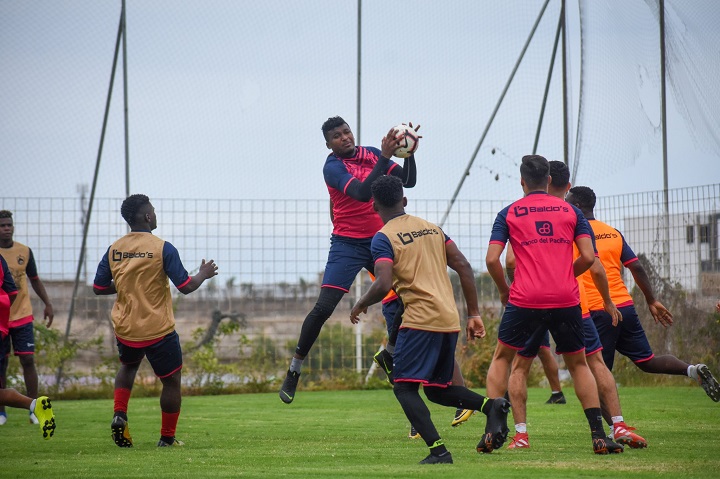 Delfín presenta a dos nuevos refuerzos