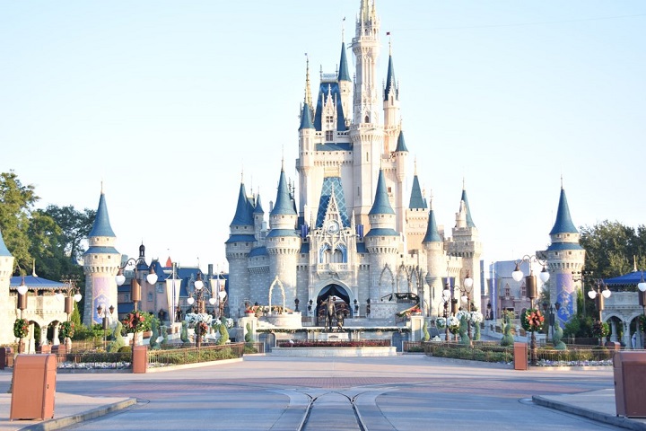 El parque de atracciones de Disney abre tímidamente en Florida