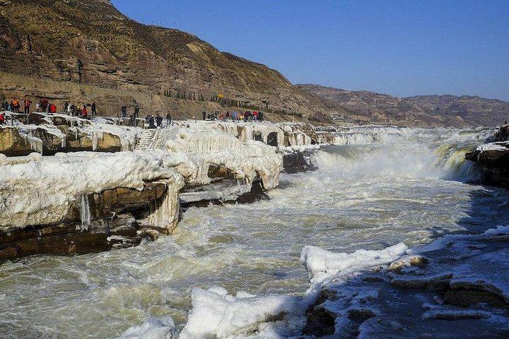 La cascada de Hukou en China se congela por las bajas temperaturas