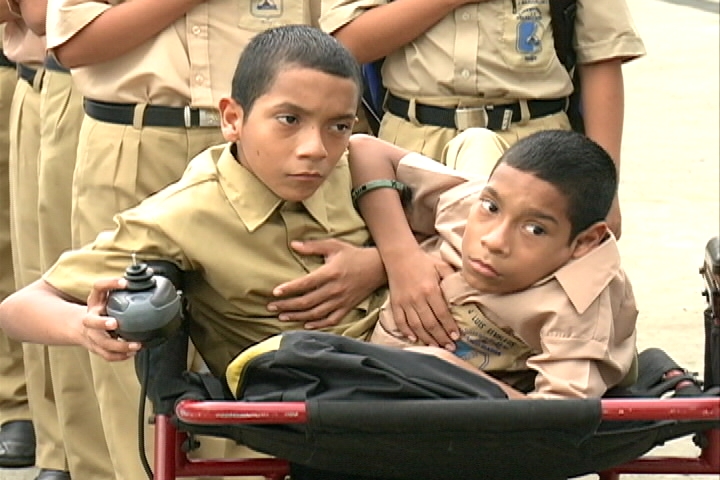 Hermanos siameses acuden a su primer día de clases en un colegio de Milagro