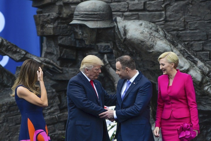 Primera dama de Polonia le niega la mano a Donald Trump
