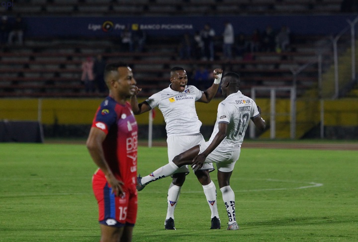 LDUQ golea como visitante a El Nacional