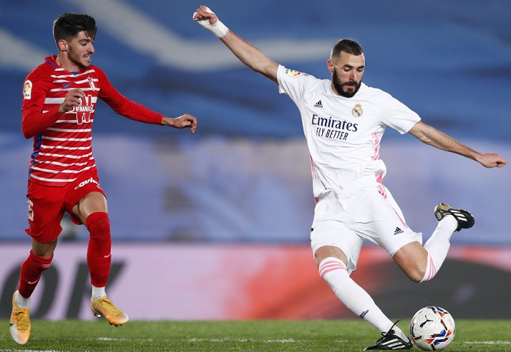 El Madrid supera al Granada con goles de Benzema y Casemiro