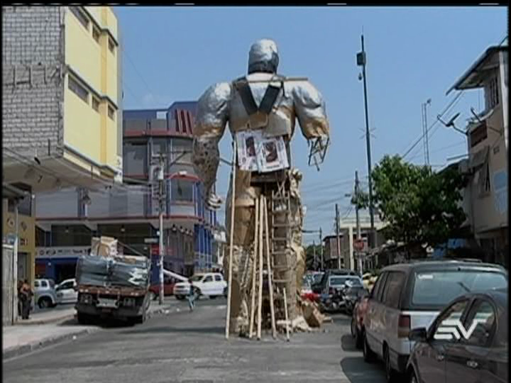 40 monigotes gigantes se elaboran en las calles de Guayaquil