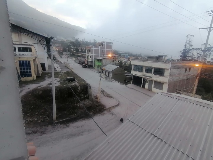 Alausí afectada por la caída de ceniza del volcán Sangay