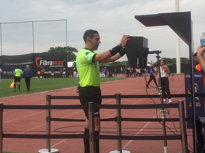El VAR se inauguró con un penal en el fútbol ecuatoriano