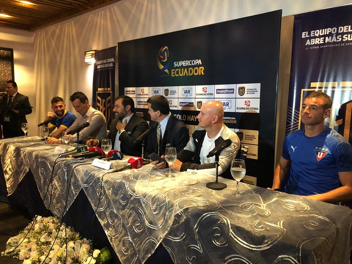 El trofeo para el campeón de la Supercopa Ecuador