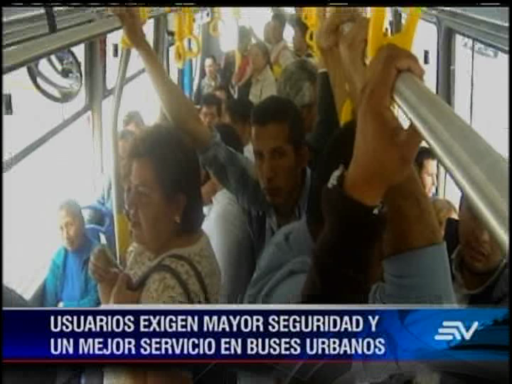 Inseguridad y aglomeración afecta a pasajeros de buses en Quito