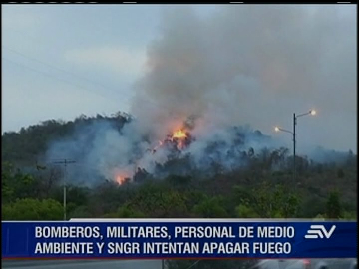 Con helicópteros y más de 100 bomberos intentan apagar incendio en Cerro Colorado
