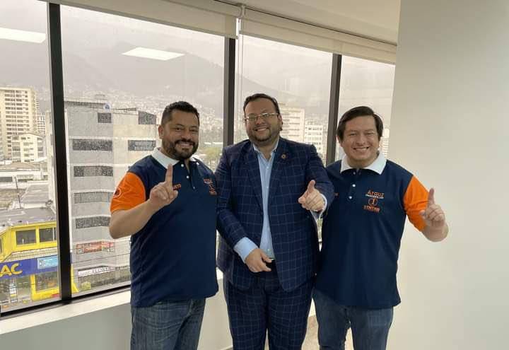 Fausto Jarrín (i), Pedro Moreira y otro simpatizante de la candidatura presidencial de Andrés Arauz en las elecciones de 2021.