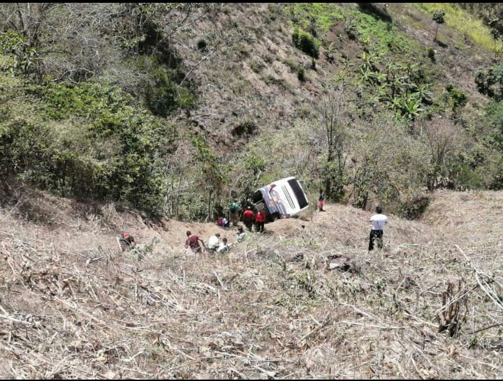 Volcamiento de bus en Loja deja al menos 15 heridos