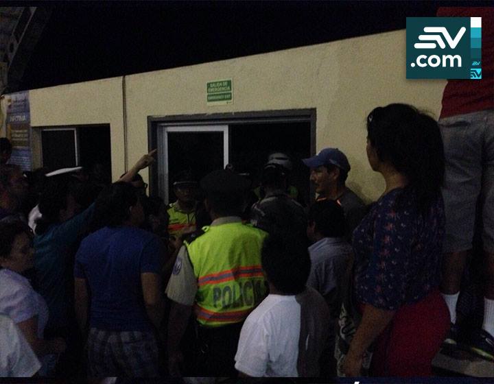 Habitantes de San Cristóbal ocupan la terminal aérea de la isla