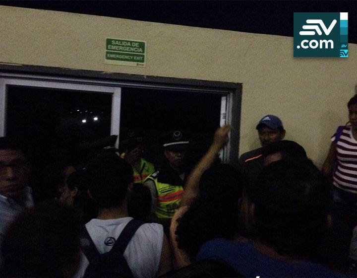 Habitantes de San Cristóbal ocupan la terminal aérea de la isla