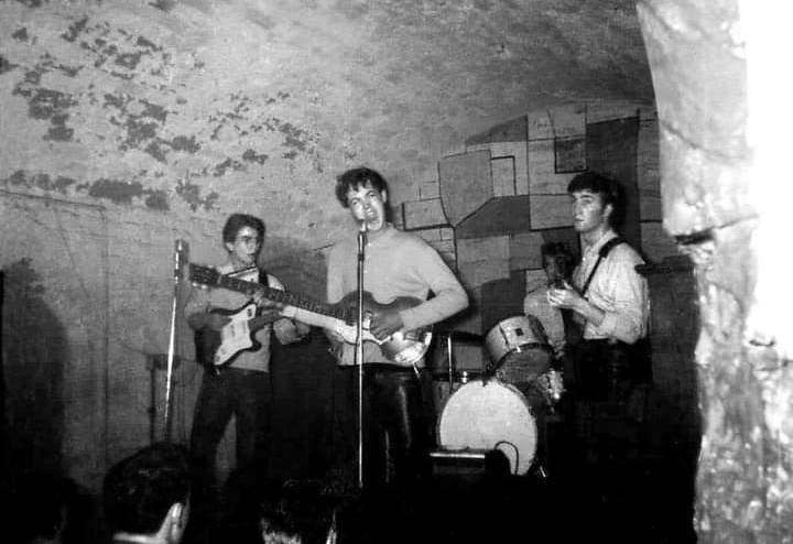 Los Beatles en The Cavern Club.