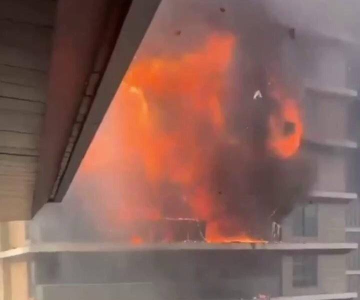 Video | Incendio de gran magnitud arrasa lujoso edificio en India