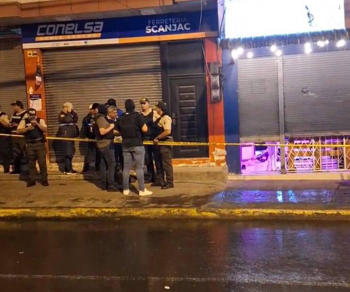 Sujetos armados cometen masacre en una licorería de Santo Domingo