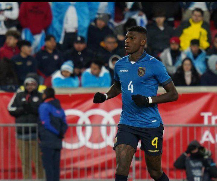 Robert Arboleda con la camiseta de la Selección Ecuatoriana de Fútbol.