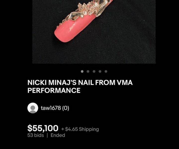 Imagen de la venta de una de sus uñas postizas.