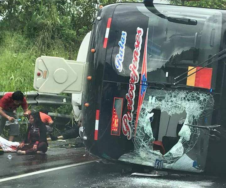 Aumentan a 13 los muertos por volcamiento de bus en Manabí