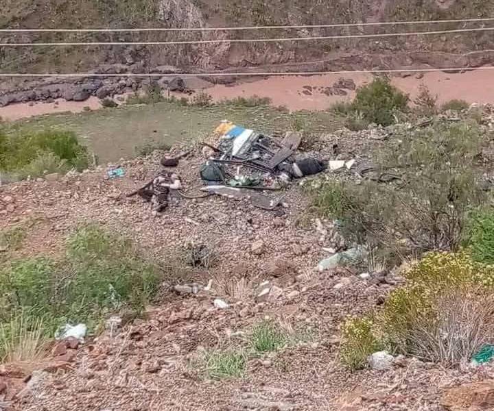 Bus accidentado en una carretera en Potosí, en Bolivia.