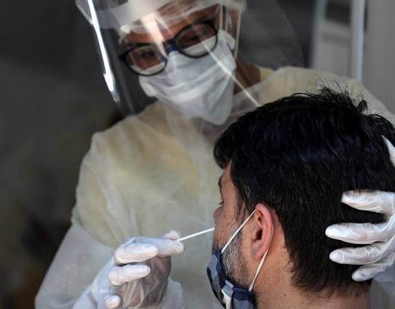 Personal médico le toma la prueba de coronavirus a un hombre en Río de Janeiro (Brasil).