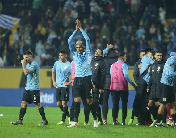 Los jugadores uruguayos celebran el triunfo logrado en Montevideo.