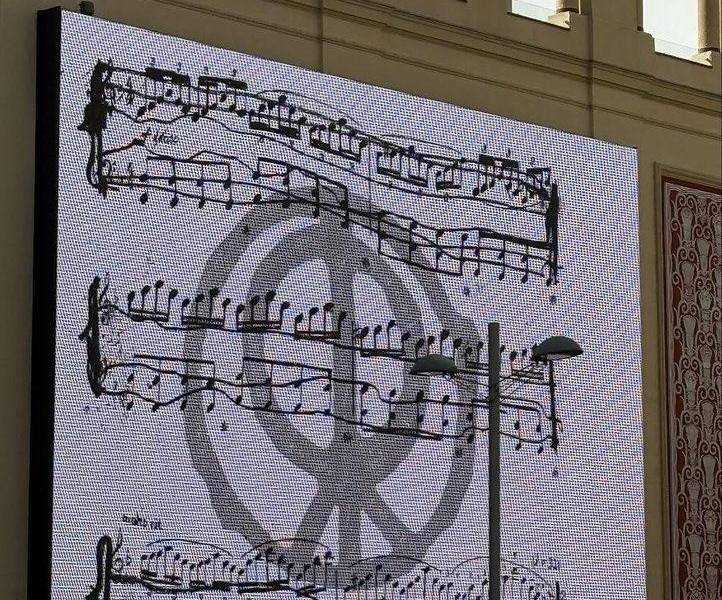 Los carteles podrían indicar que el próximo álbum incluya arreglos orquestales.