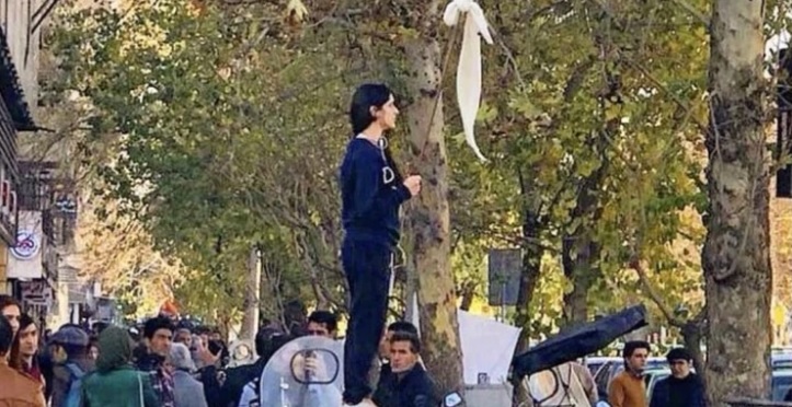 Irán: un año de cárcel a mujer por quitarse hijab