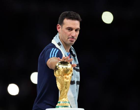 Lionel Scaloni, DT de Argentina, toca la Copa del Mundo antes de recibir la medalla de campeón.