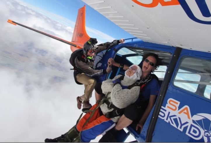 Mujer de 102 años se convierte en la paracaidista más longeva del mundo