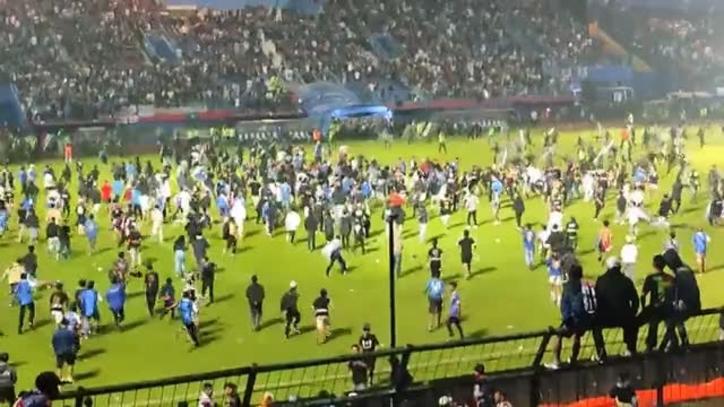 Tragedia en el fútbol: 127 muertos durante un partido en Indonesia