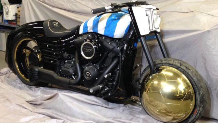 Maradona recibe espectacular moto como regalo