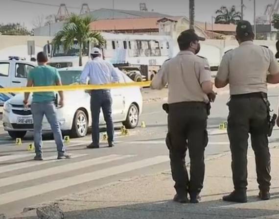 Hombre fue acribillado dentro de su auto a pocos metros del Puerto Marítimo de Guayaquil