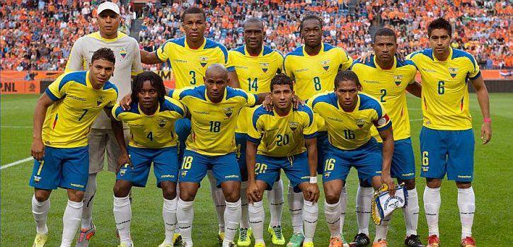 La selección de Ecuador antes de un partido amistoso previo a la Copa del Mundo de 2014.