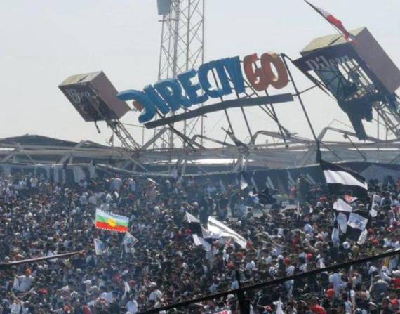 Caos en Chile: colapsó el techo del estadio y varios aficionados del Colo-Colo resultaron heridos
