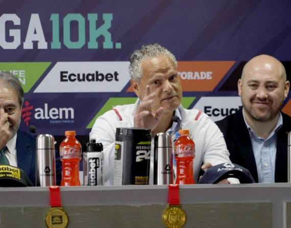 Esteban Paz (c), directivo de Liga de Quito.