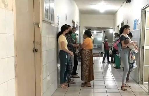 Imagen de madres de familia con sus bebés en un centtro de salud.