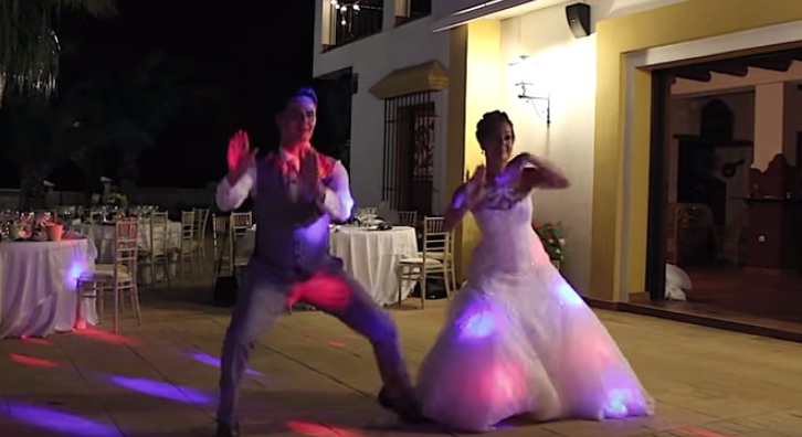 (VIDEO) El alucinante baile de bodas de una pareja británica