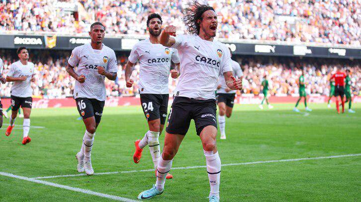 Cavani estrena su cuenta goleadora en el Valencia con doblete en Mestalla